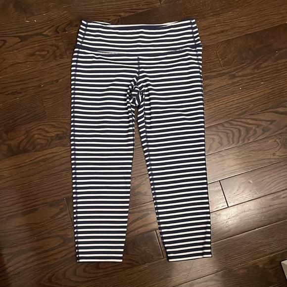 Athleta Capri Leggings, Size M - Picture 4 of 8